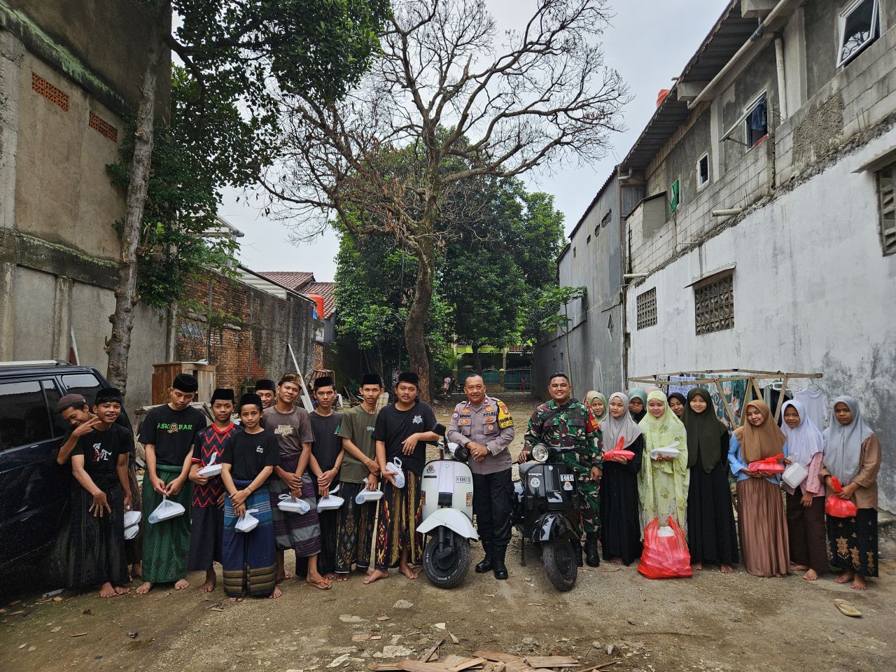 Jumat Berkah, Babinsa Jatiraden Bagikan 100 Nasi Kotak untuk Santri Ponpes Salafiyah