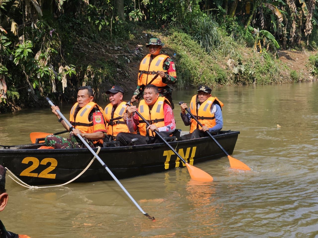 Wadanramil 02/Pondok Gede dan Forkopimcam Jatisampurna Arungi Sungai Cikeas Cek Kebersihan Aliran Air