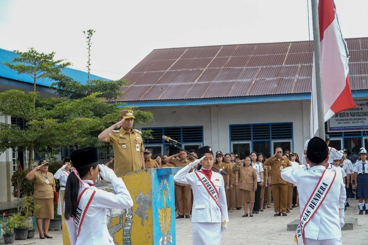 Hari Pertama Masuk Sekolah, Bupati Humbahas Pembina Upacara di UPT SMP N 001 Doloksanggul