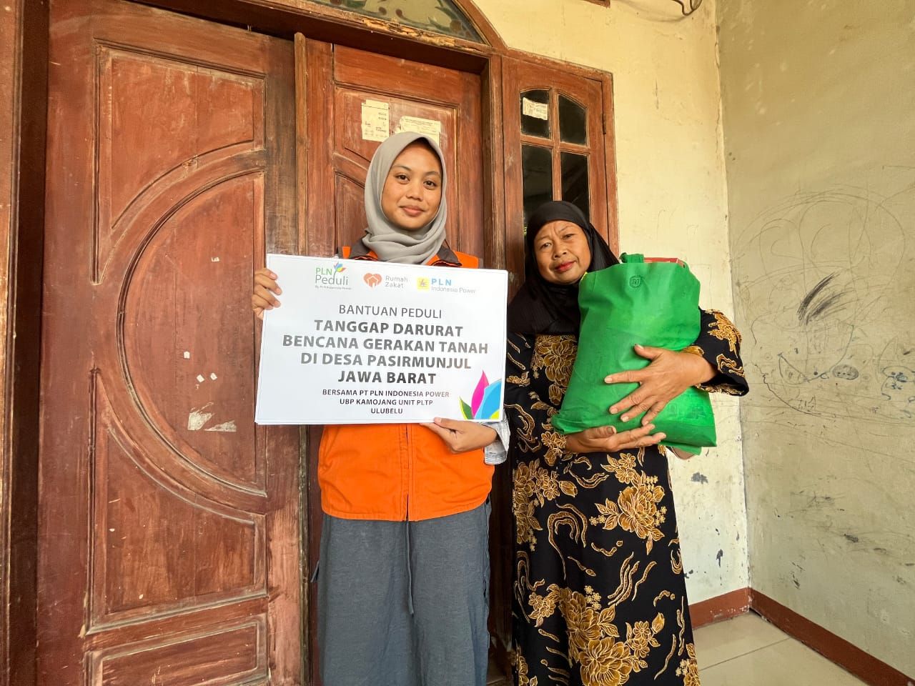 PLN Indonesia Power UBP Kamojang Gandeng Rumah Zakat Salurkan Bantuan Sembako untuk Korban Pergeseran Tanah