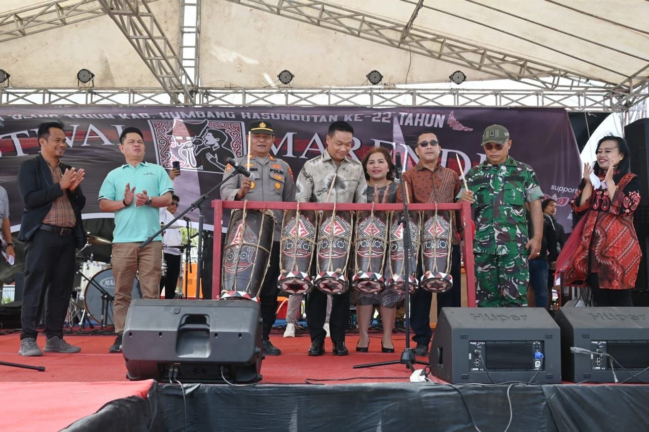 Bupati Humbahas Buka Festival Marende, Ajak Masyarakat Hadir Dan Bernyanyi Bersama