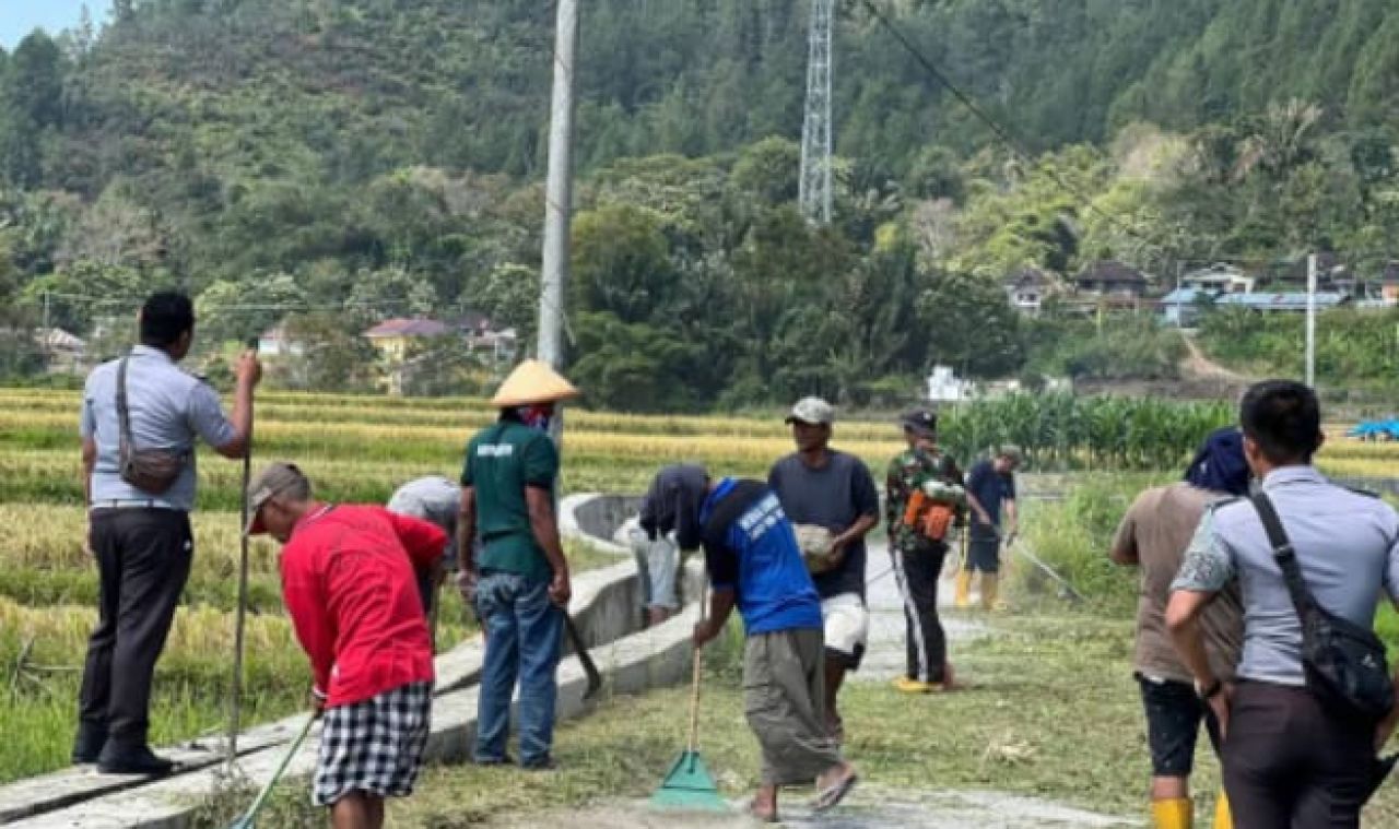 Rutan Balige Ambil Bagian Kegiatan glGotong Royong Yang Dilaksanakan di Desa Longat, Kecamatan Balige