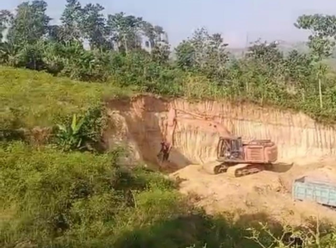 Tambang Pasir Silika Diduga Ilegal di Wadung Tuban Merajalela, Pemda Bungkam