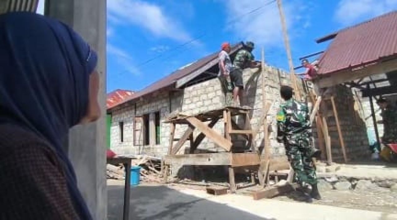 Janda 82 Tahun Terharu Rumahnya Direhab TNI Pada Pelaksanaan TMMD 125 Kodim 1506/Namlea