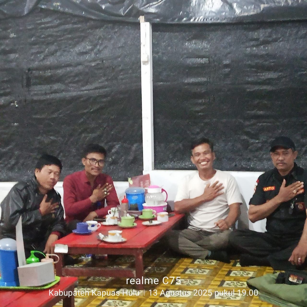 Ngopi Bareng Anggota Polsek Hulu Gurung Guna Jalin Silaturahmi dengan Media Online Beritakeadilan.com
