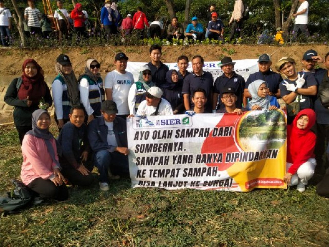 Ratusan Relawan Tunas Hijau Dikerahkan Tebar Ikan ke Sungai, Kali Jagir Dibersihkan dari Sampah & Gulma