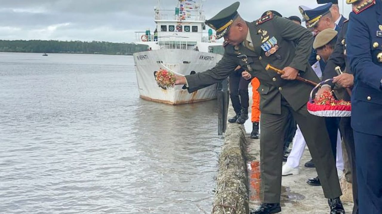 Dandim 1710/Mimika Ikuti Upacara Tabur Bunga di Pelabuhan Poumako Dalam Rangka Memperingati HUT Ke-80 Kemerdekaan RI