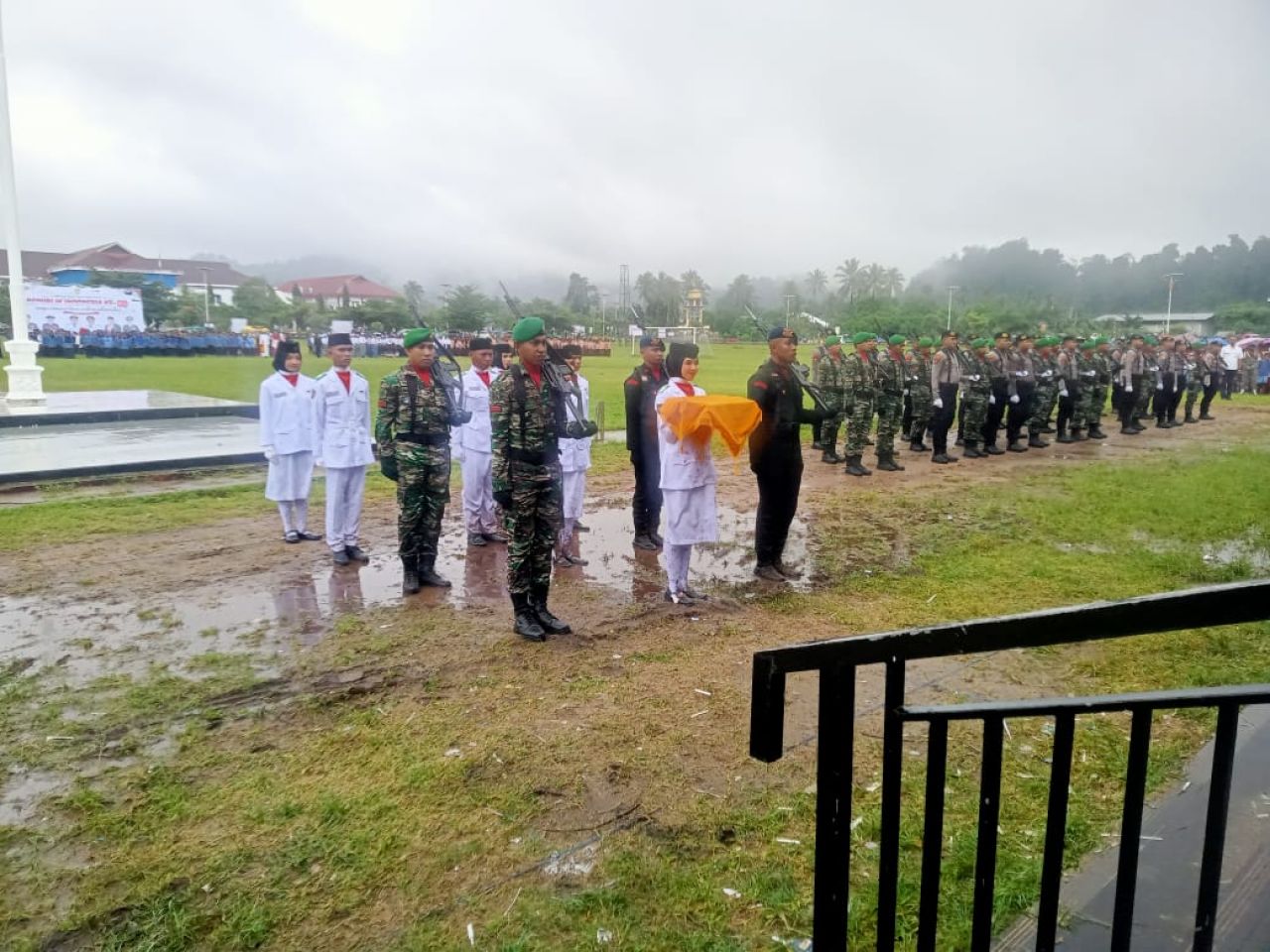 Satgas TMMD Kodim 1506/Namlea Ikuti Upacara HUT Ke-80 Kemerdekaan RI di Alun-Alun Kota Buru Selatan