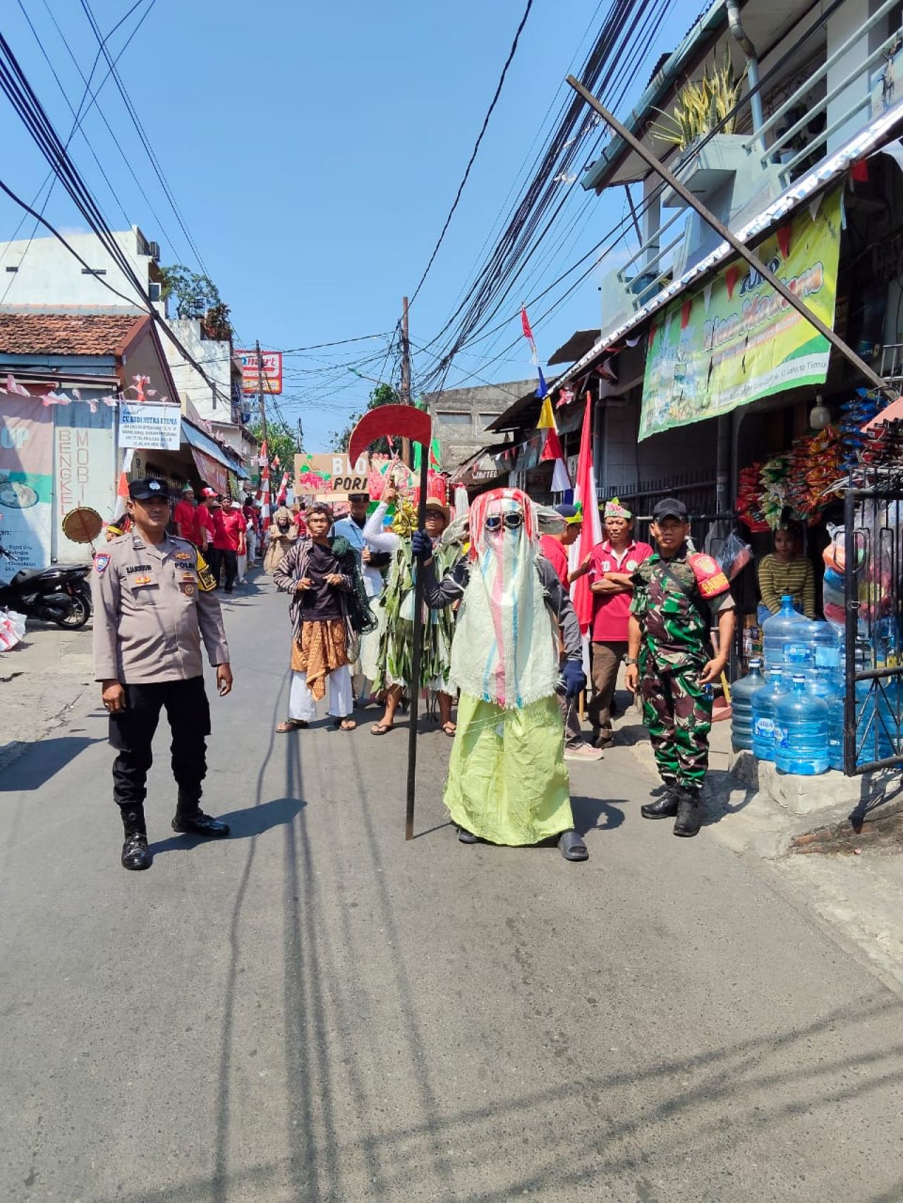 Babinsa Kelurahan Klender Amankan Karnaval HUT RI ke-80 di Wilayah Binaan