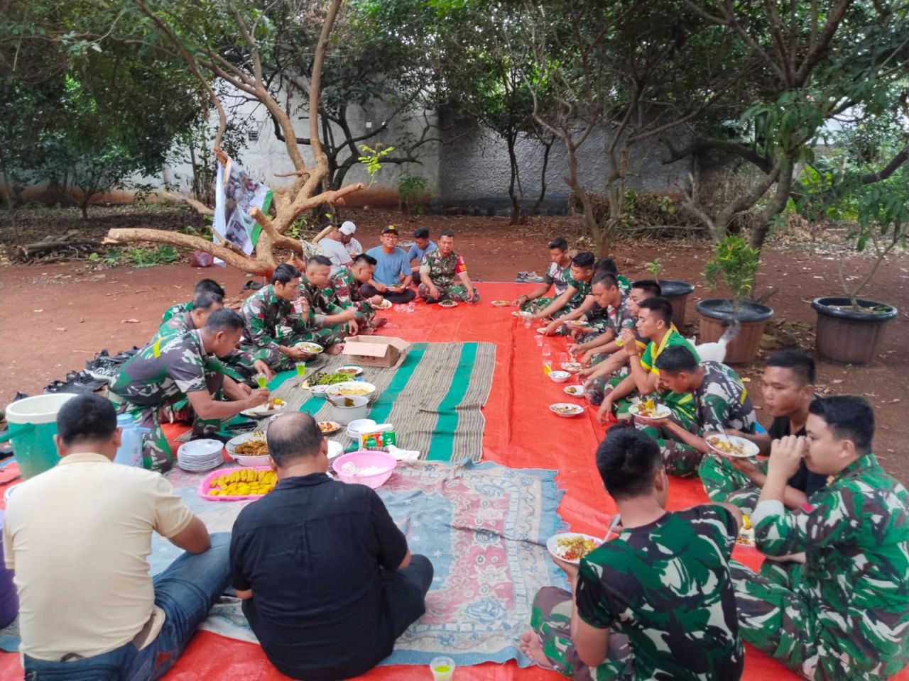 Ucapkan Syukur, Warga RW 06 Mustikasari Gelar Makan Bersama dengan Satgas TMMD 125 Kodim 0507/Bekasi