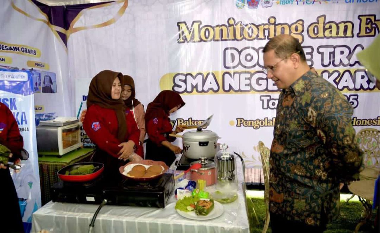 Kadisdik Jatim Aries Agung Paewai Resmi Buka Monev Offline SMA Double Track di Trenggalek