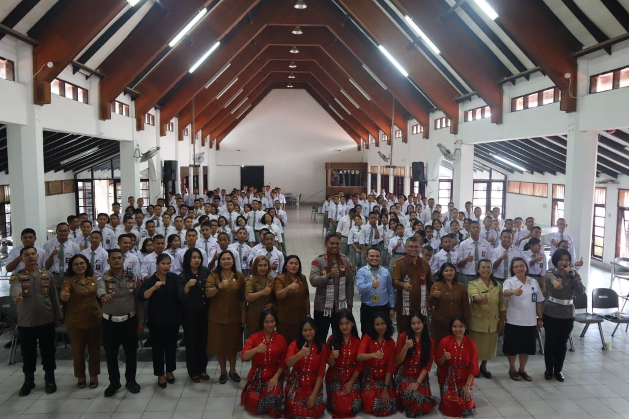 Kapolres Toba Sapa dan Bangun Kedekatan dengan Pelajar di SMAN 2 Balige