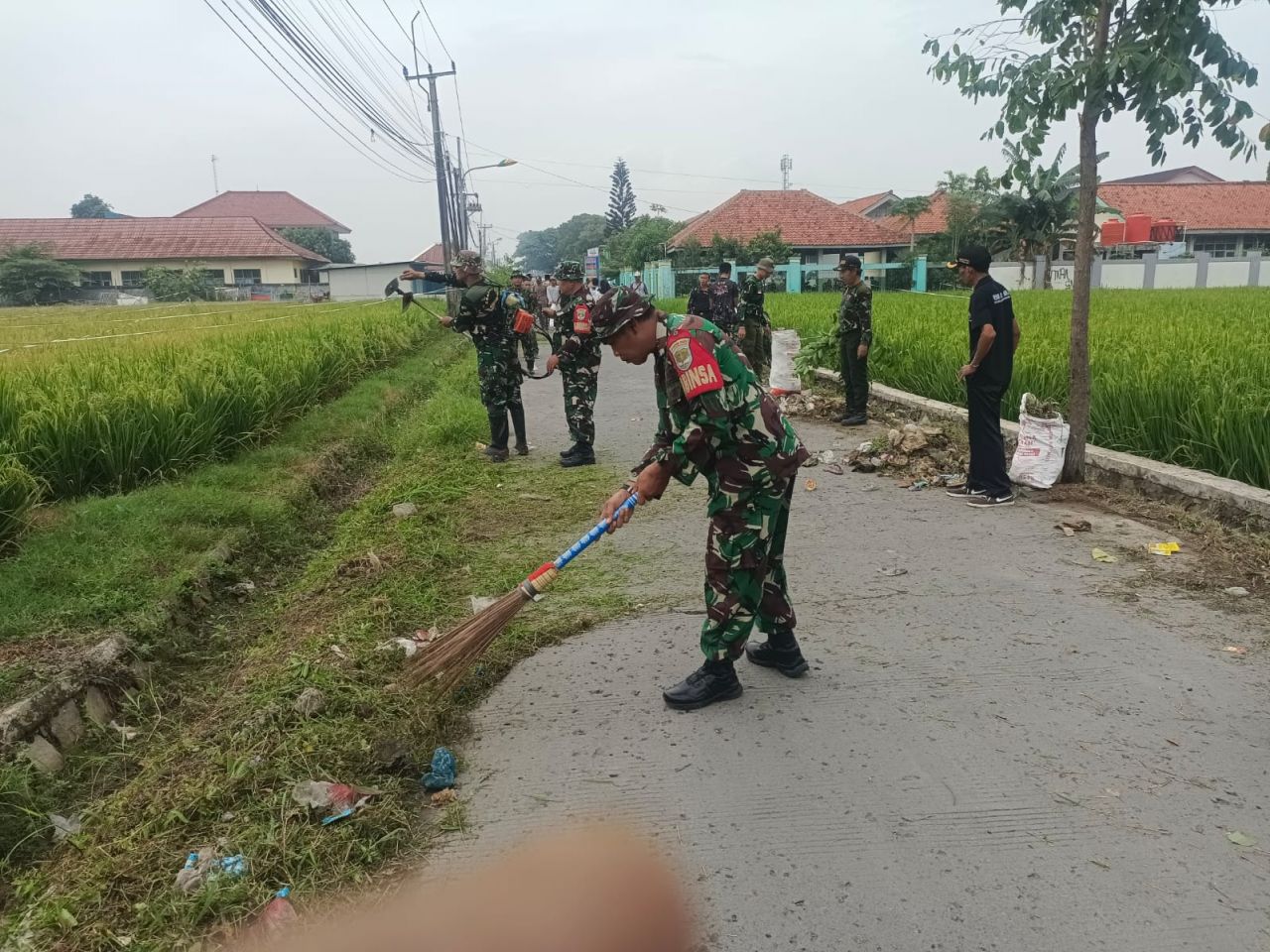 Sambut HUT TNI ke-80 Babinsa Koramil 05/Cibitung Gelar Bhakti TNI Prima Karya Bhakti Pembersihan Lingkungan di Sukajaya