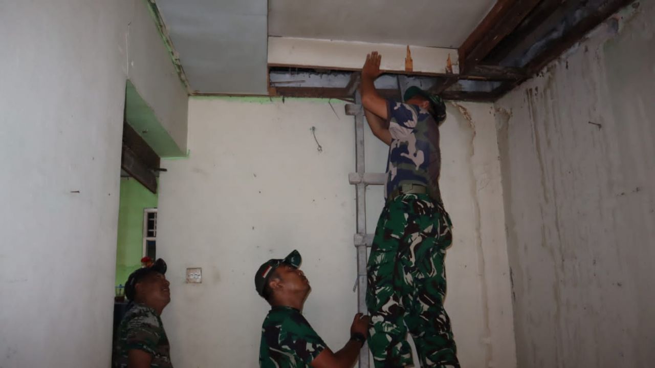 Bakti Teritorial Prima, Kodim 0504/Jakarta Selatan merenovasi Rumah Tidak Layak Huni (RTLH)