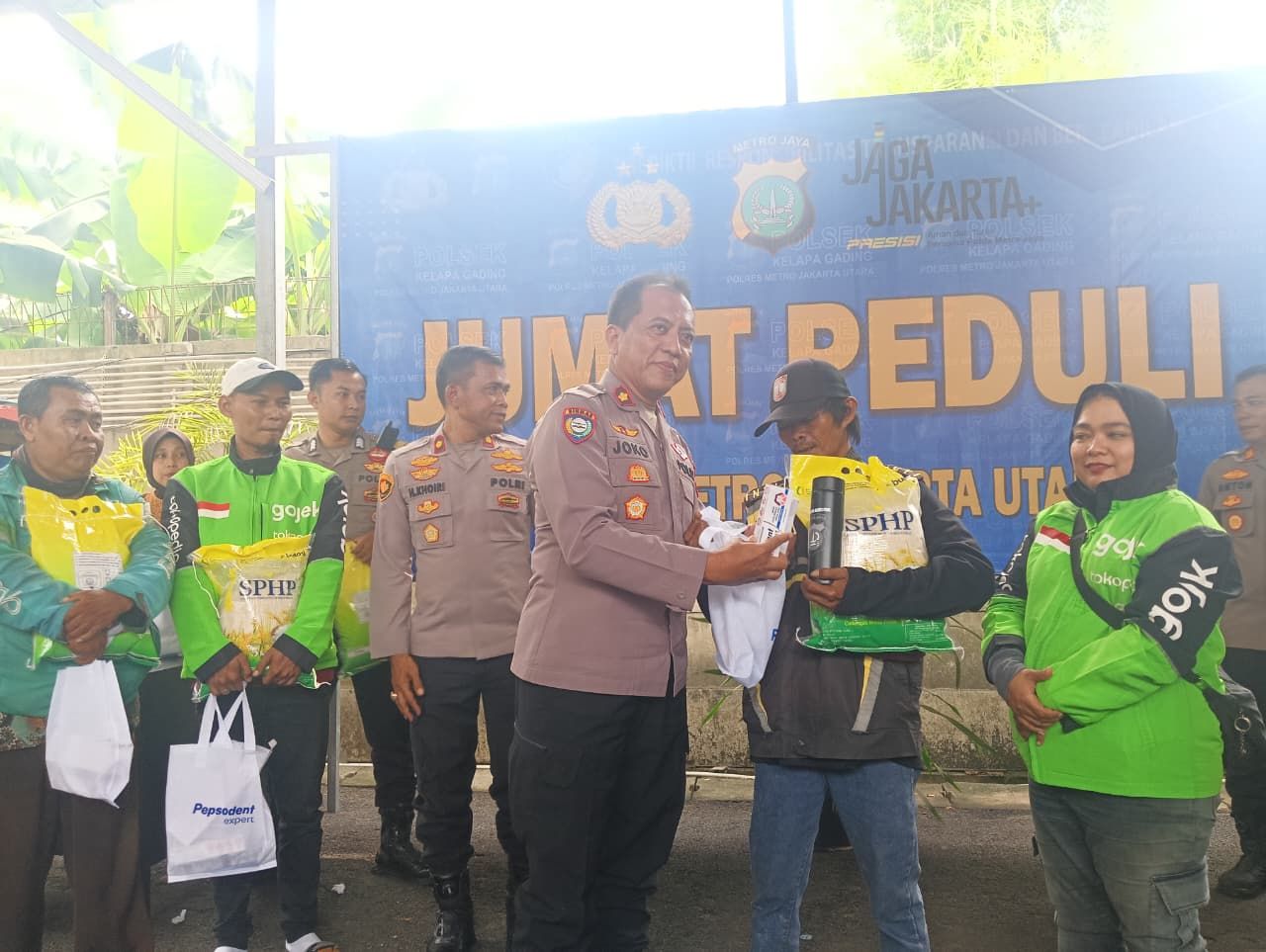 Jumat Peduli, Polres Metro Jakarta Utara dan Polsek Kelapa Gading Berbagi Bersama Komunitas Ojol