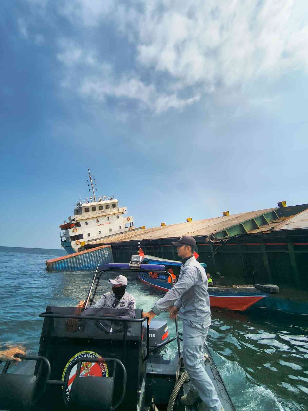 Breaking News! KM Alexindo 8 Miring di Sunda Kelapa: 15 ABK Selamat, Bakamla RI Ungkap Fakta Mengejutkan