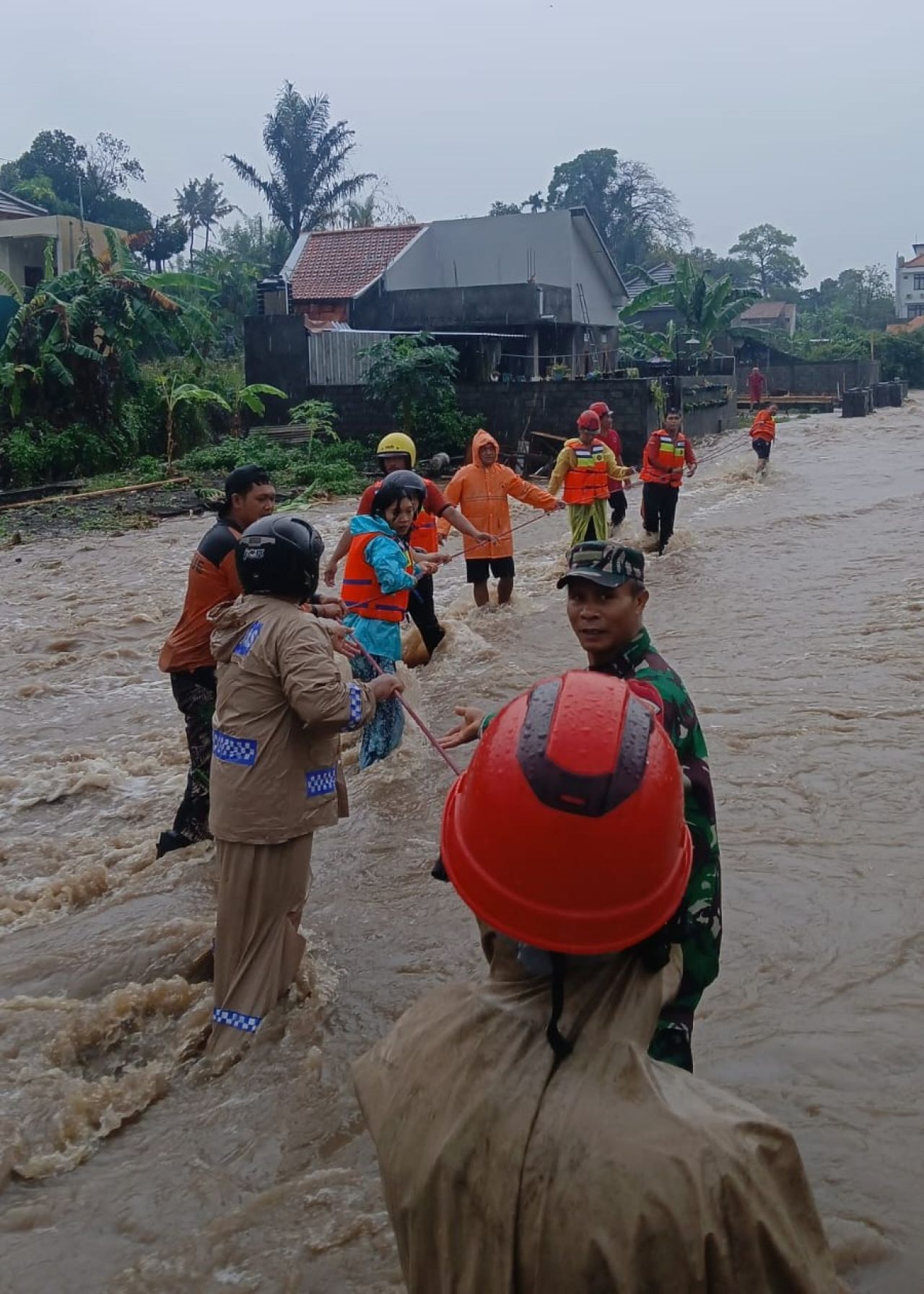 Banjir Bali 2025: TNI Kerahkan 400 Prajurit dan Perahu Karet Evakuasi Warga Denpasar