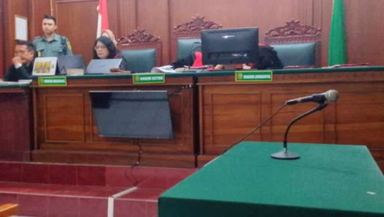 Sidang KDRT Istri Anggota DPRD Jatim Ricuh, Hakim Diduga Asyik Ngobrol Saat Terdakwa Bacakan Pledoi