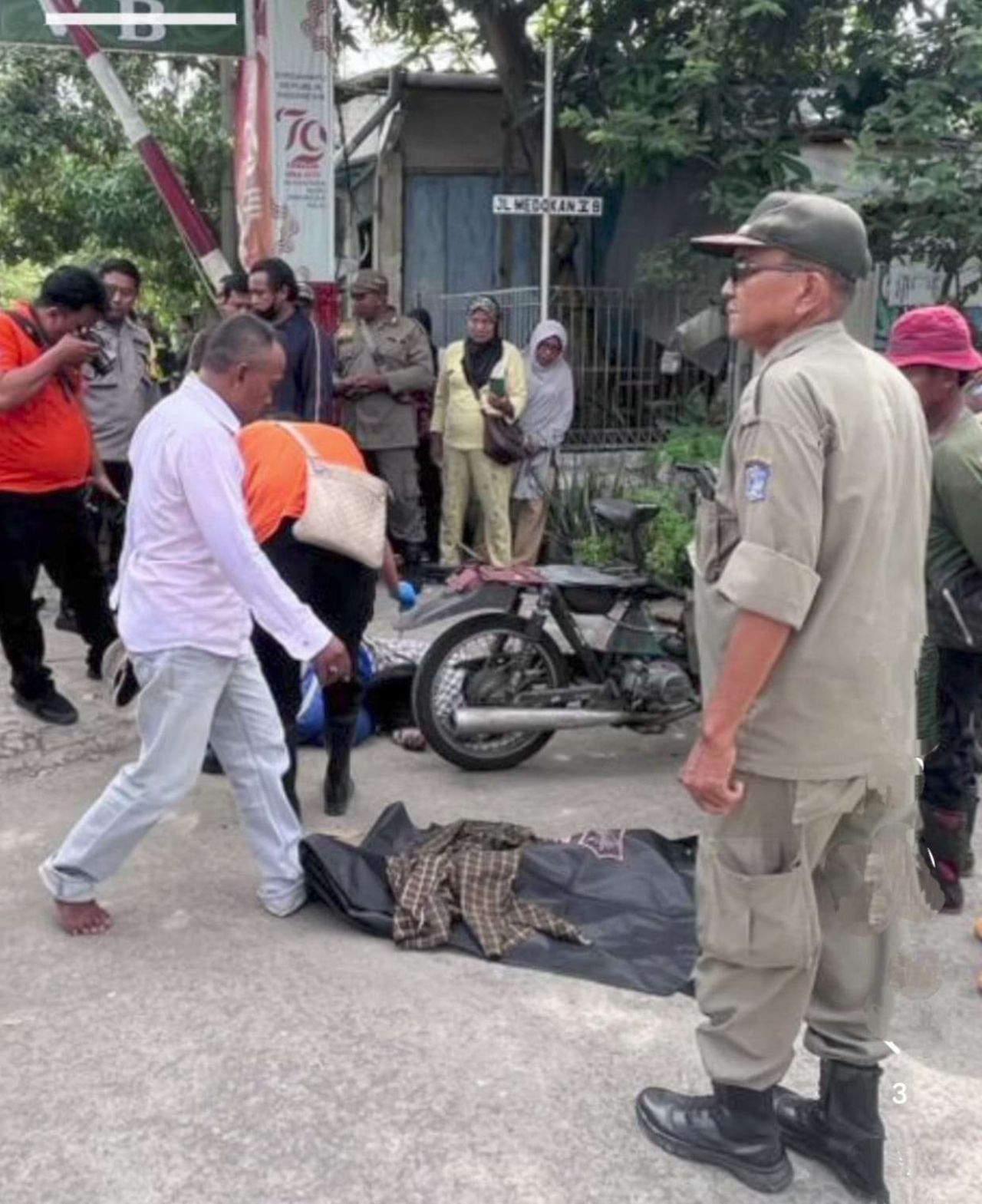 Warga Surabaya Geger, Lansia Ditemukan Tewas di Dekat Bentor di Medokan Semampir