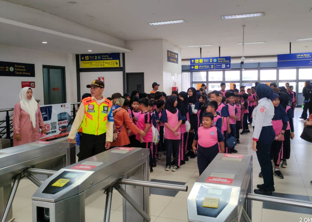 C-Taditur KAI Commuter Raih Rekor MURI: 1.717 Siswa Hadir dalam Sosialisasi Cinta Kereta Api