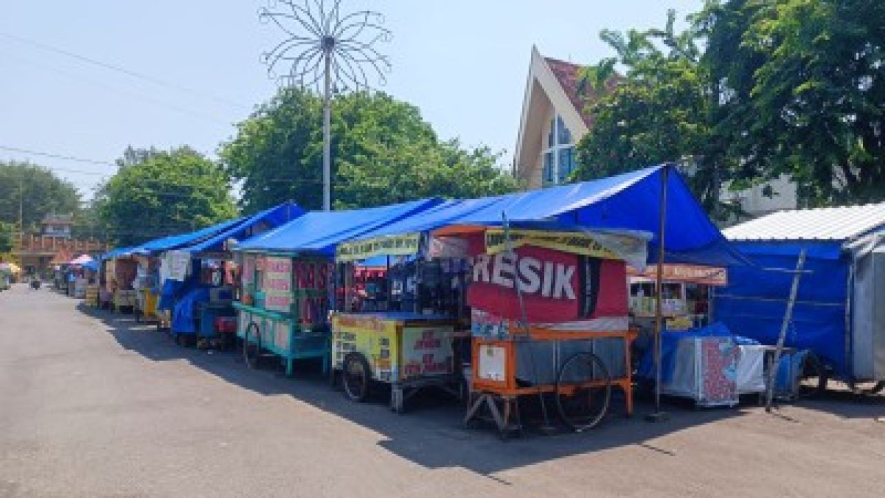 Di Balik Gemerlap Alun-Alun Tuban, PKL Menangis Kehilangan Penghidupan