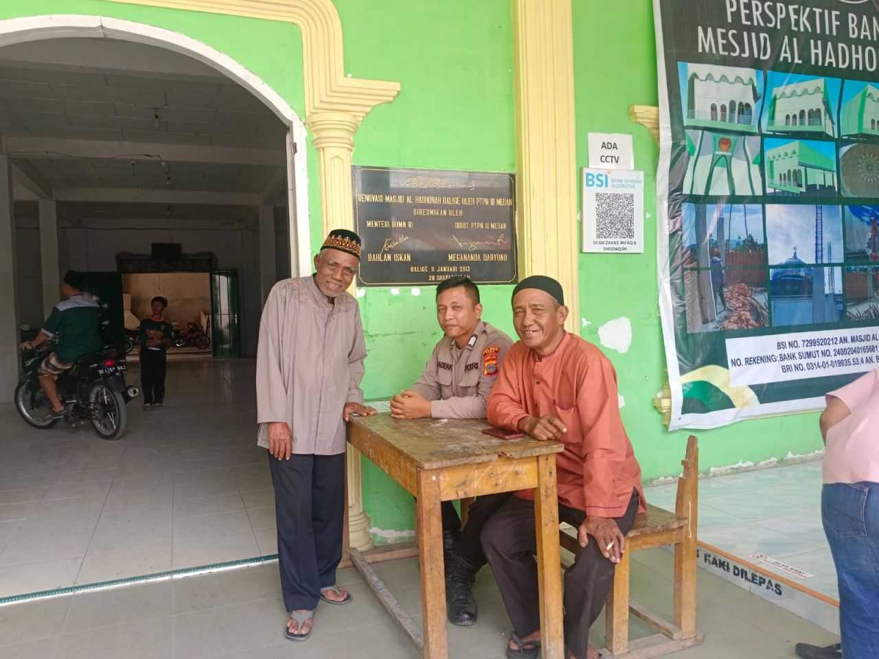 Bhabinkamtibmas Polsek Balige Hadir di Tengah Warga Berikan Rasa Aman Saat Ibadah Sholat Jumat