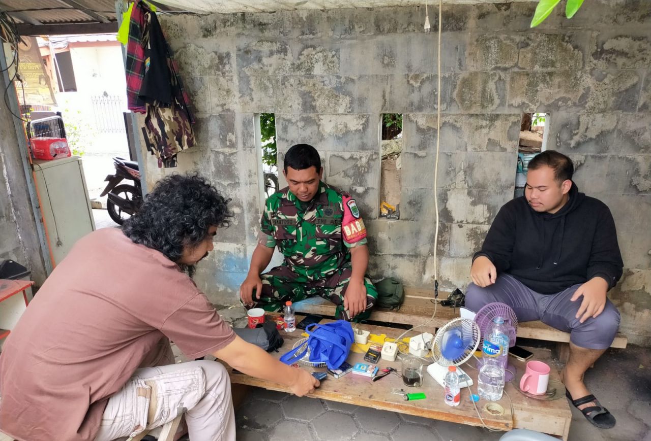Babinsa Koramil 01/Kranji Jalin Keakraban Lewat Komsos: Dekat dengan Warga, Tumbuhkan Rasa Aman dan Kebersamaan