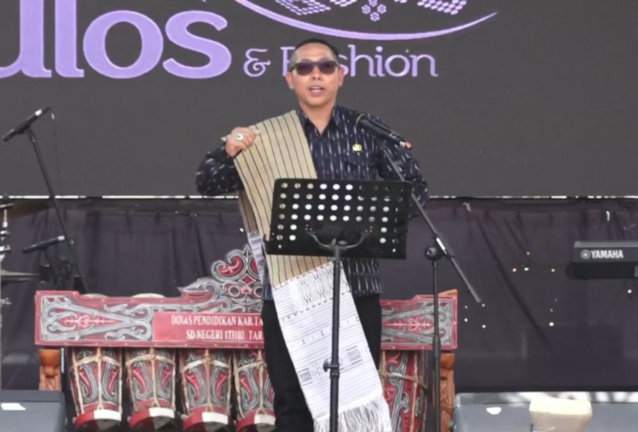 Bupati Taput Dorong Ulos Jadi Identitas dan Penggerak Ekonomi