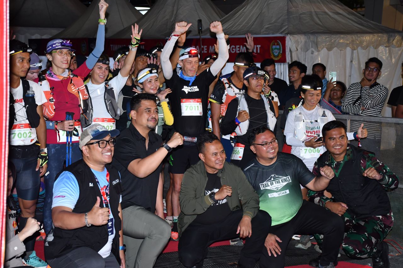 Bupati Samosir dan Gubernur Sumut Lepas Flag Off Trail of The King 100 KM