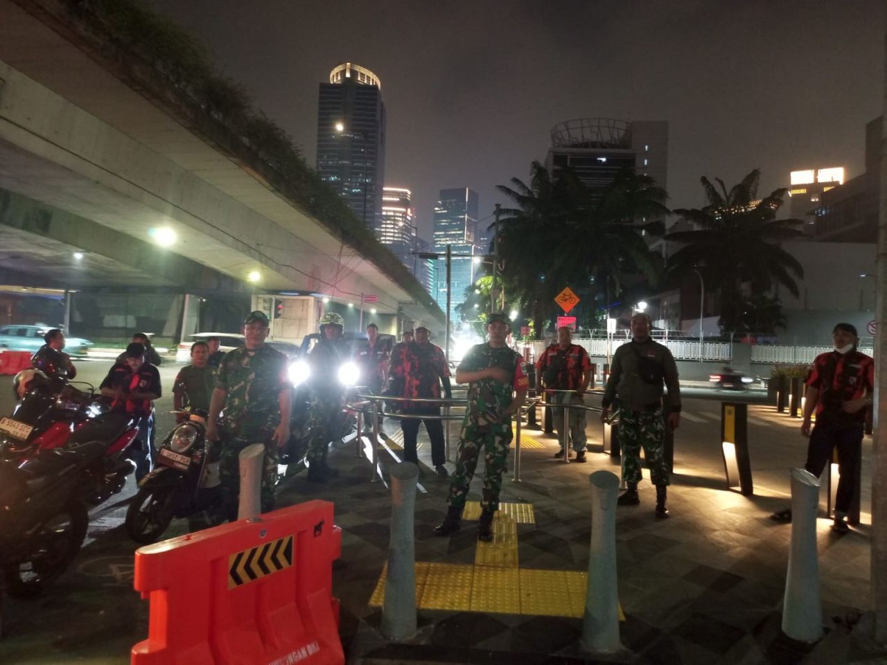 Jaga Keamanan. Kodim 0504/JS Bersama Komduk Patroli Bersama