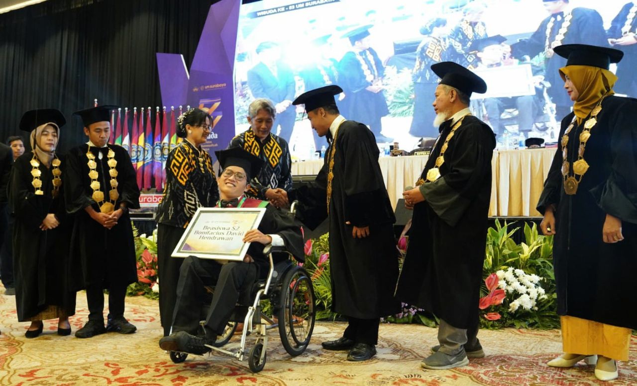 Harukan Wisuda UMSurabaya, Mahasiswa Difabel Raih Cumlaude dan Persembahkan Gelar untuk Sang Ibu