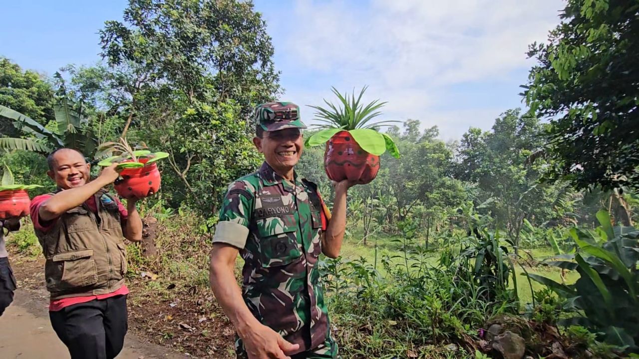 Dari Kejengkelan Jadi Gerakan: Babinsa Koramil 02/Pondok Gede Aksi Bebas Sampah dengan 100 Pot Bunga Hias di Jatiraden