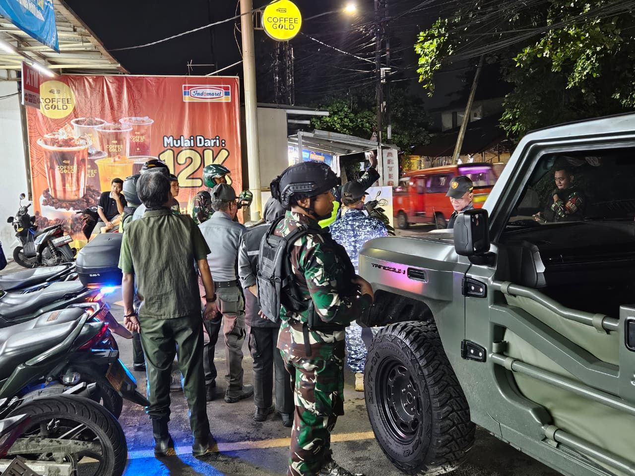 Patroli Malam Sinergi Tiga Pilar Bersama Komduk: Babinsa Koramil 02/Pondok Gede Ajak Warga Jaga Lingkungan Cegah Tawuran