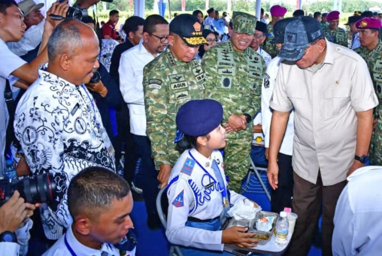 Panglima TNI Dampingi Menhan RI Tinjau Panen Kedelai Garuda Merah Putih di Lampung Utara