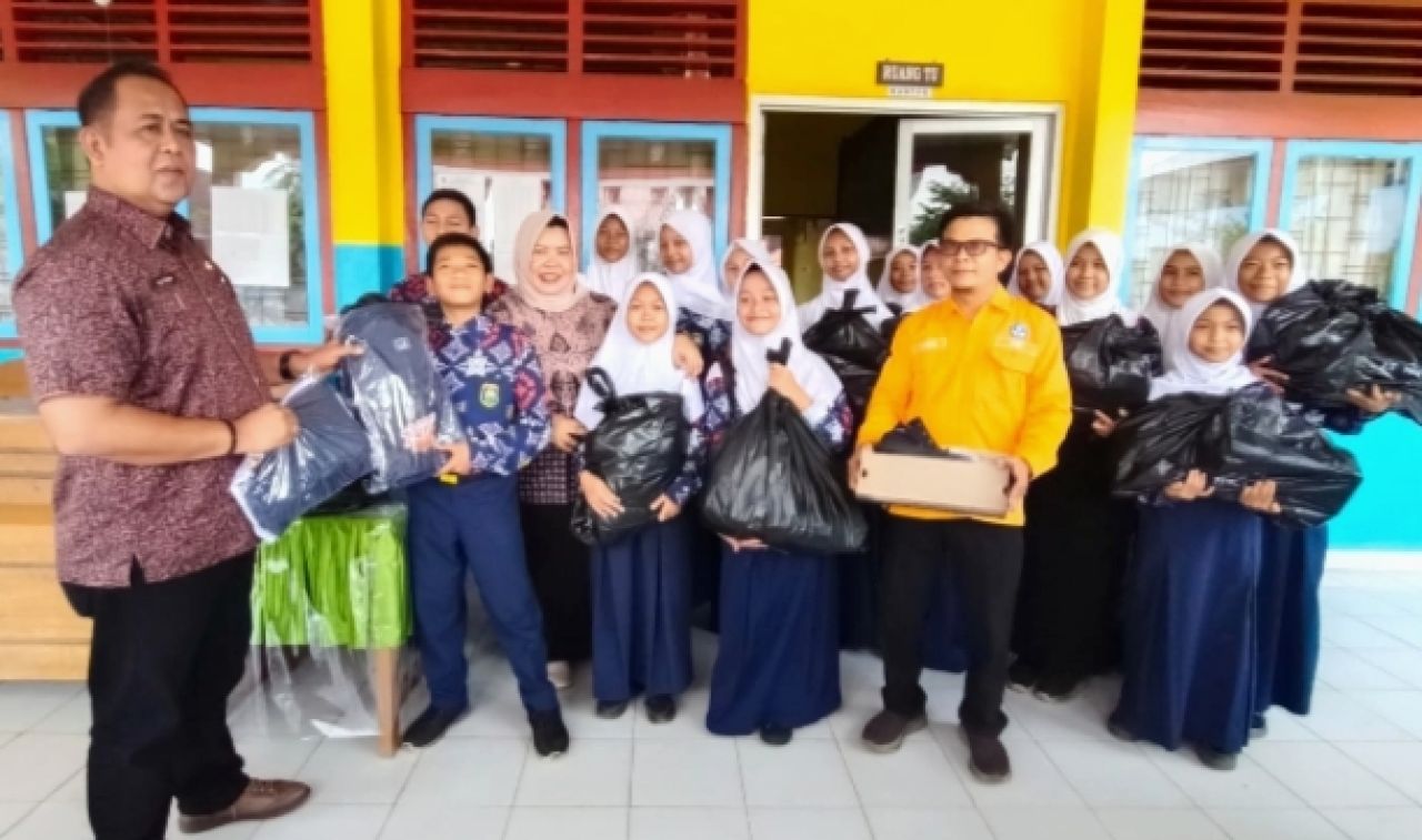 Pemkab OKU Realisasikan Program Pembagian Seragam Dan Perlengkapan Sekolah Gratis