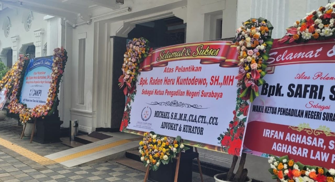 Karangan Bunga Advokat Jadi Sorotan Saat Pelantikan Ketua dan Wakil Ketua PN Surabaya