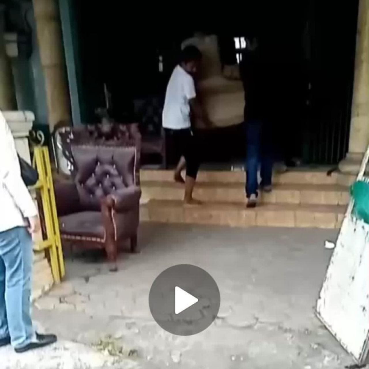Dok Foto,Oknum Yang Melakukan Penjarahan Kantor KSP Sri Semar Sakti Blitar