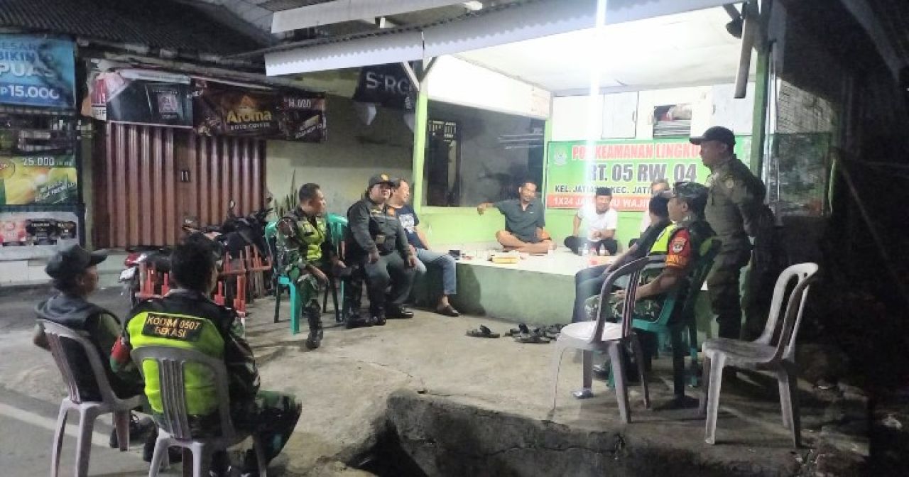 Wujudkan Rasa Aman, Koramil 04/Jatiasih Bersama Komduk dan Komcad Gelar Patroli Humanis dan Siskamling Malam Hari