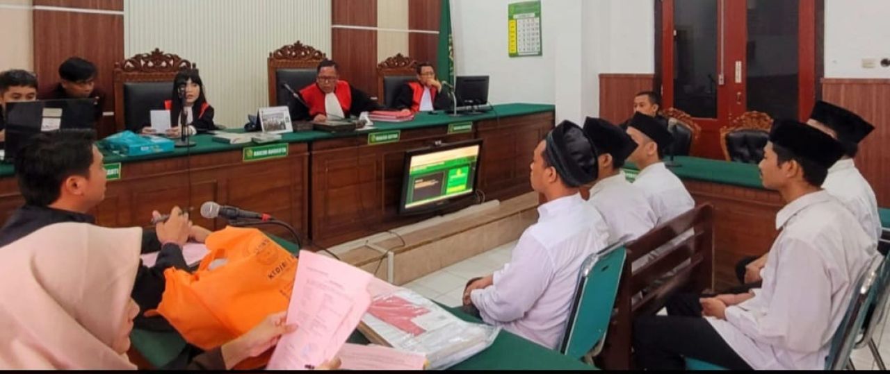 Komplotan Begal Sadis Rampas Helm dan Jaket Berisi HP di Surabaya, Enam Terdakwa Kini Bablas Bui