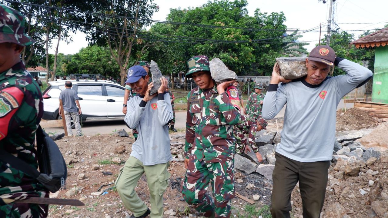 Kodim 0507/Bekasi Bersama Linmas Lanjutkan Pembangunan Koperasi Desa Merah Putih