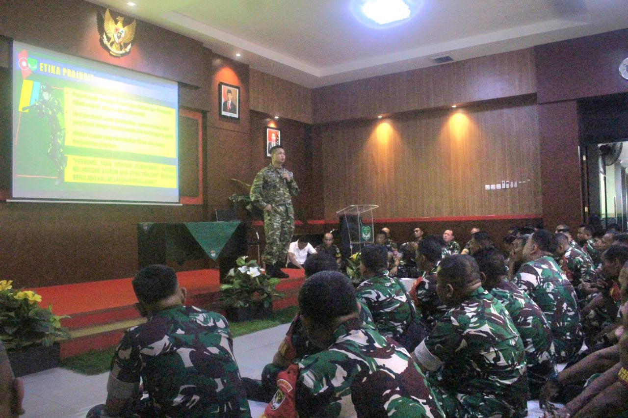 Kolonel Inf Ahmad Alam Budiman Berikan Jamdan, Tingkatkan Disiplin Personel Kodim 0501/JP