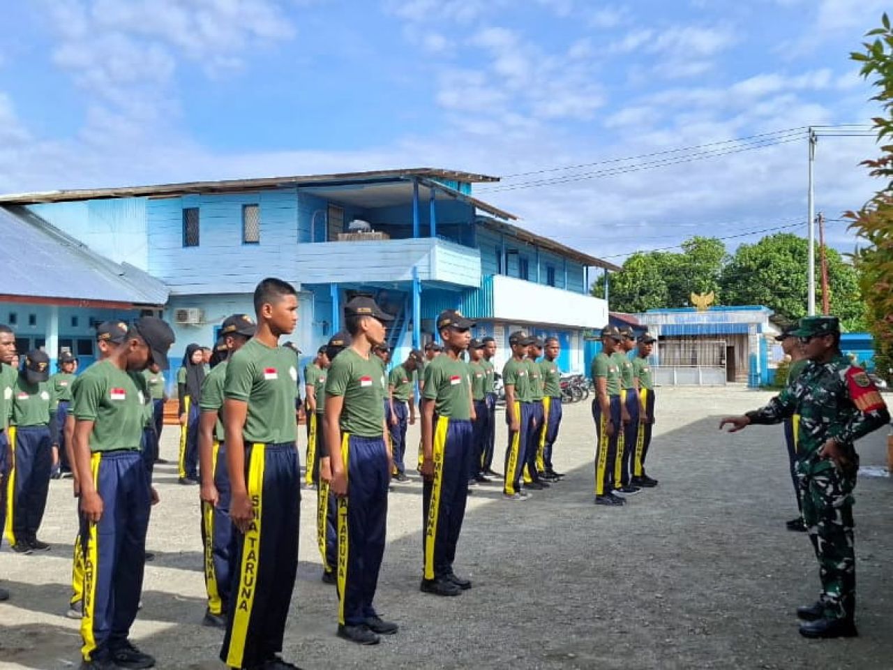 Babinsa Timika Latih Disiplin Siswa SMA Taruna Mimika Lewat Baris-Berbaris
