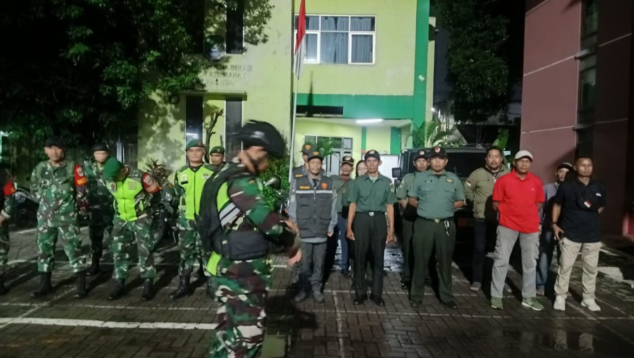 Babinsa Koramil 02/Pondok Gede Ajak Komduk dan Warga Perkuat Kamtibmas Lewat Patroli dan Sambang Pos Ronda