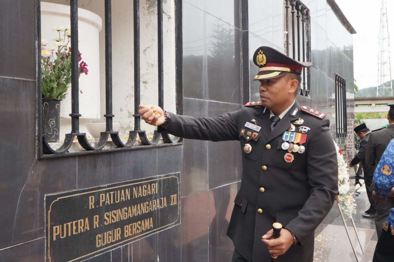 Kapolres Toba Pimpin Upacara dan Tabur Bunga Hormati Pahlawan Sisingamangaraja XII