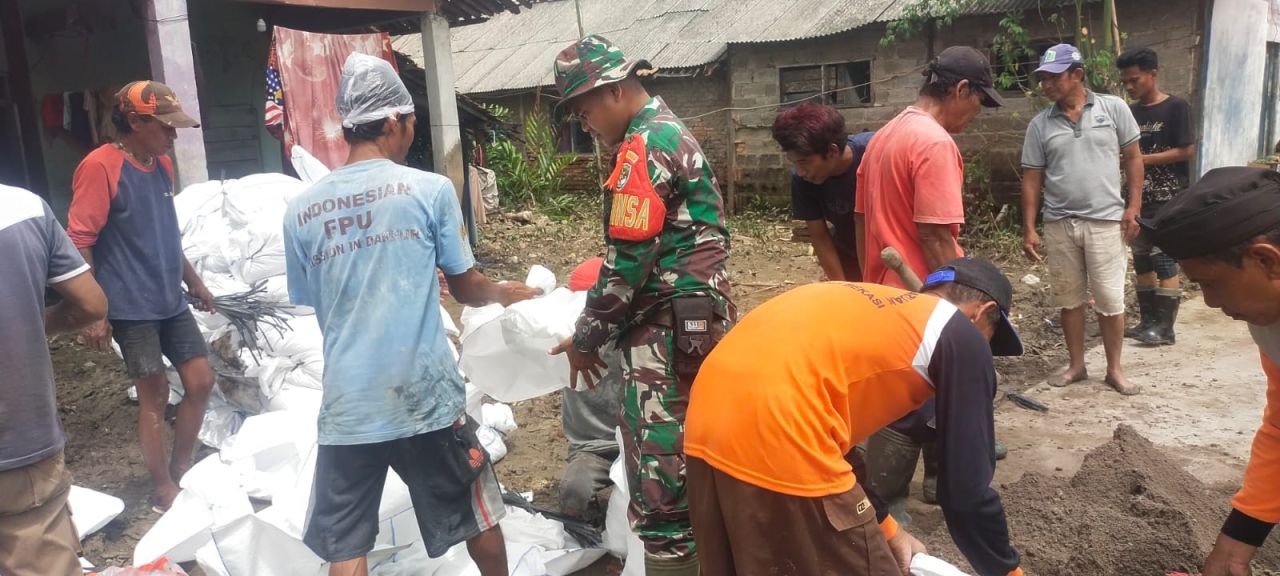 Babinsa Desa Sukamantri Ajak Warga Kerja Bakti Tinggikan Tanggul Cegah Banjir
