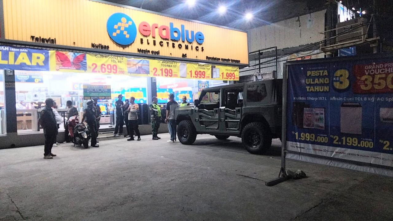 Patroli Malam Tiga Pilar, Babinsa Koramil 02/Pondok Gede Ajak Komduk dan Warga Jaga Kamtibmas