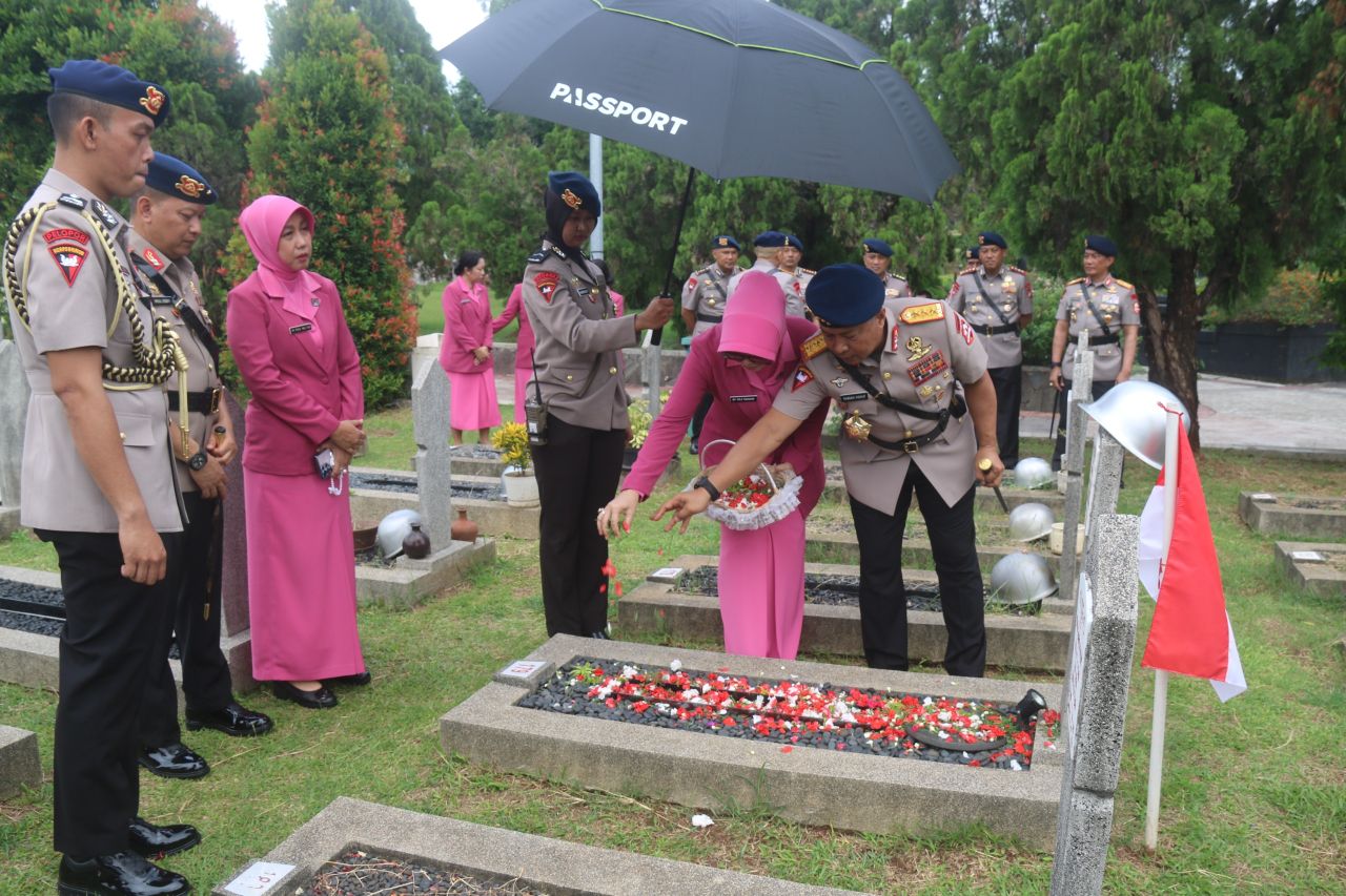 Brimob Metro Jaya Mengikuti Rangkaian Ziarah dan Tabur Bunga di TMP Kalibata