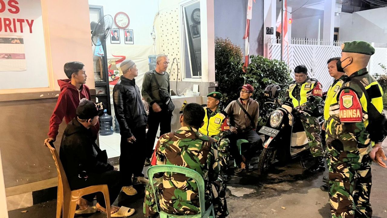 Danramil Teluk Pucung Tegaskan Penguatan Keamanan Lewat Patroli Malam