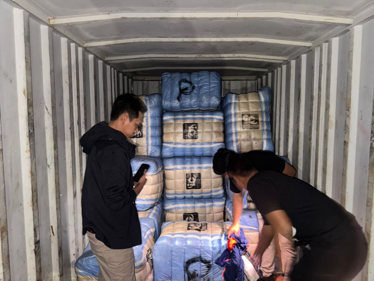 Jaringan Ballpress Lintas Provinsi Dibongkar: Polda Metro Jaya Amankan Ratusan Koli Pakaian Bekas Ilegal