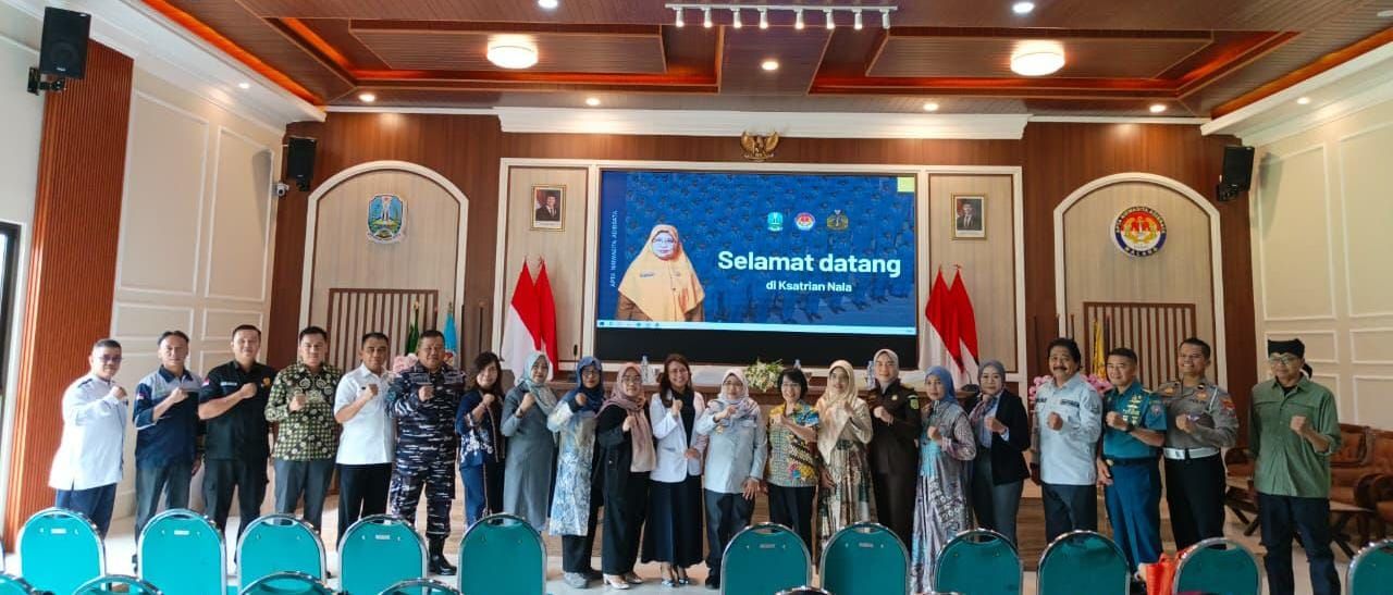 Dok Foto : 21 Tokoh Pemateri Foto Bersama Kepala Sekolah SMAN TARUNA NALA Jawa Timur.